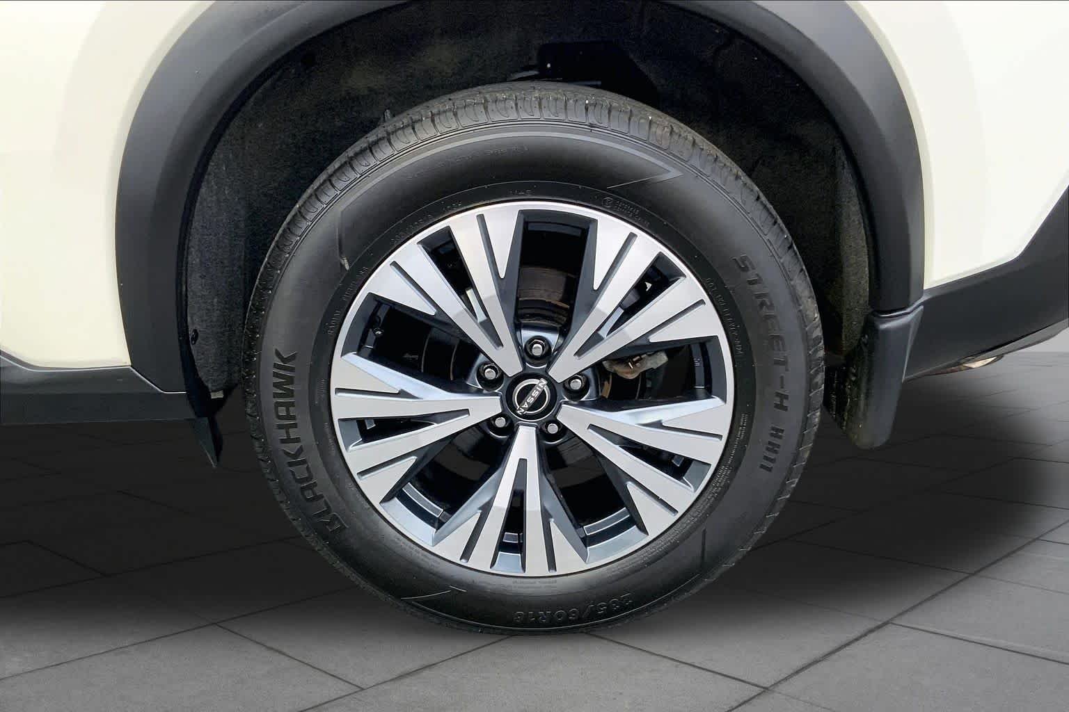 Used 2023 Pearl White Tricoat Nissan SV image 10
