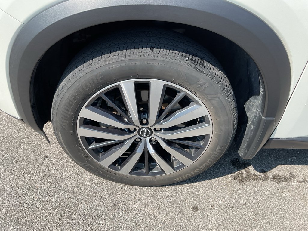 Used 2022 Pearl White Tricoat/Super Black Nissan Platinum image 5