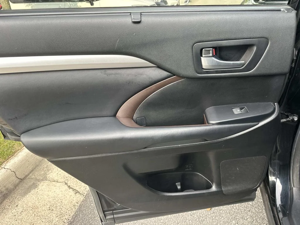Used 2018 Black Toyota XLE image 9