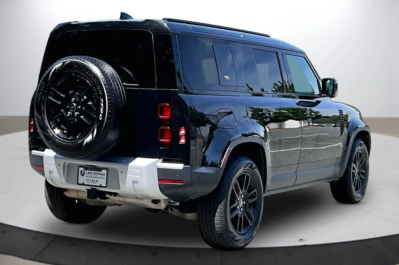 Used 2024  Land Rover S image 9