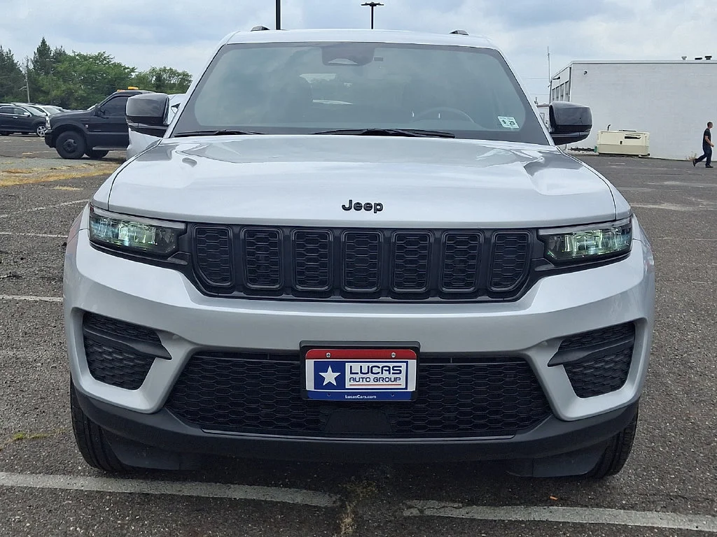 Used 2024 Silver Jeep Altitude X 4x4 image 4