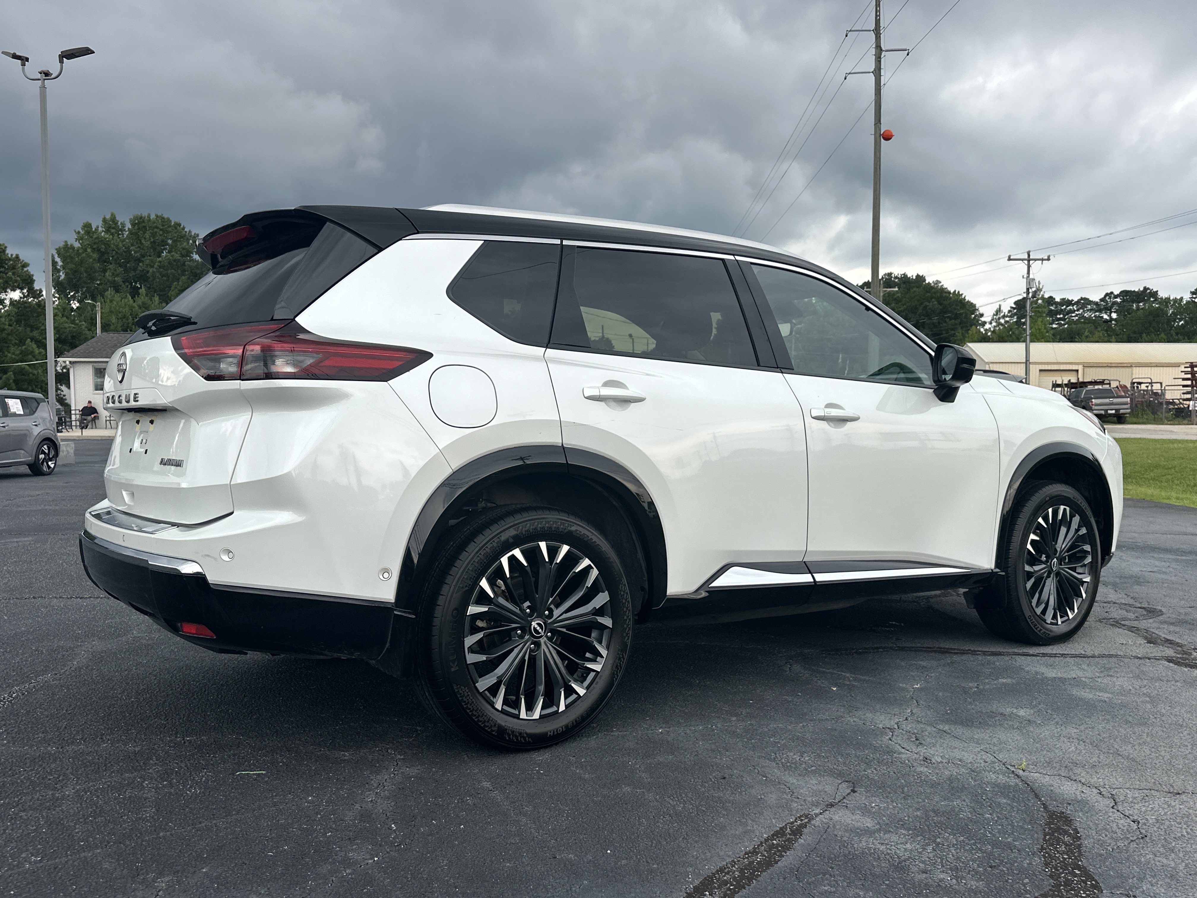 Used 2024 Everest White Pearl/Super Black Nissan Platinum image 8