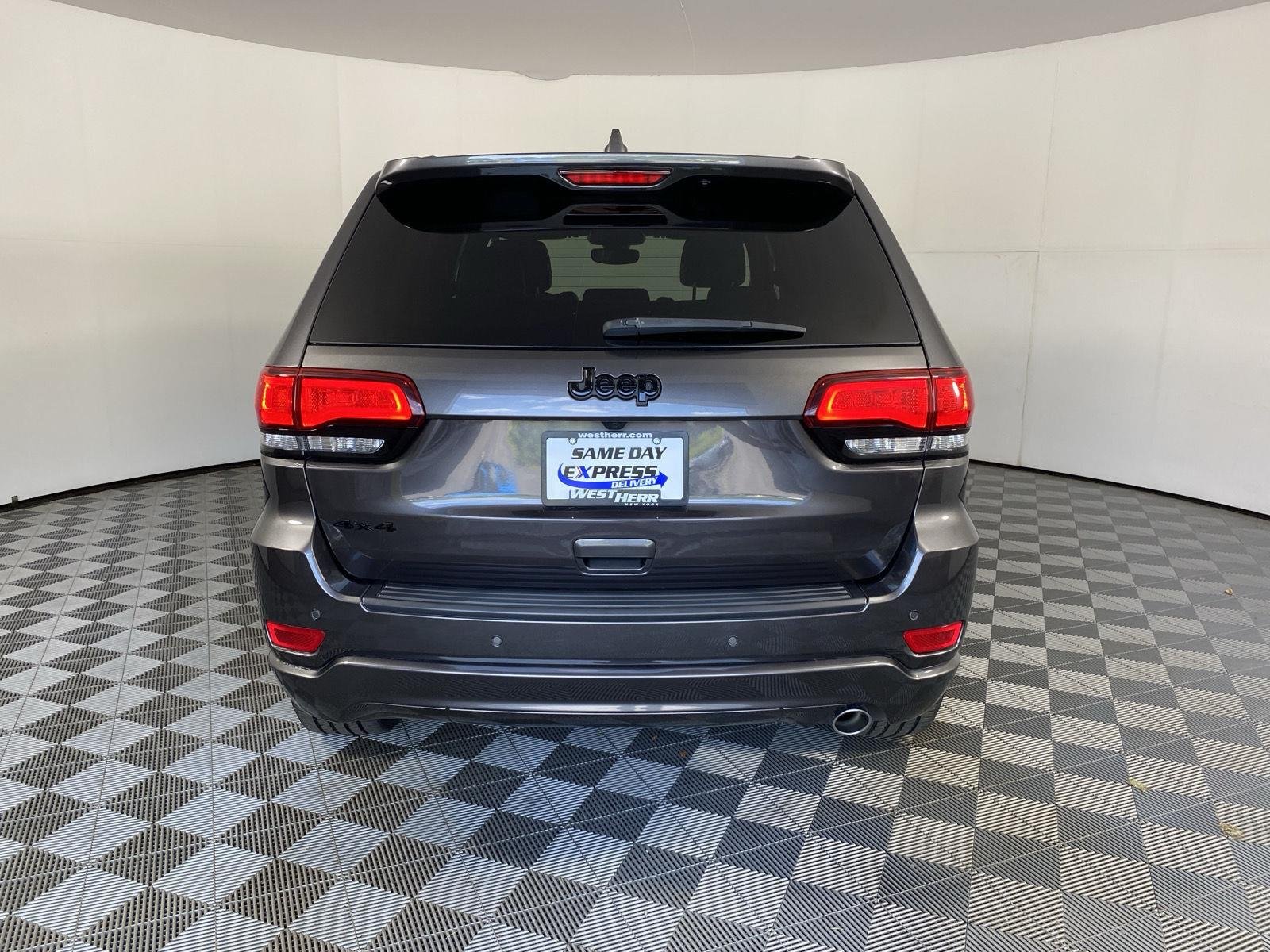 Used 2020 Granite Crystal Metallic Clearcoat Jeep Altitude image 6