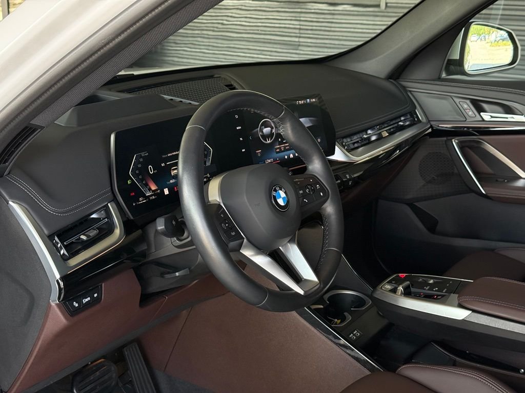 Used 2024 Mineral White Metallic BMW xDrive28i image 9