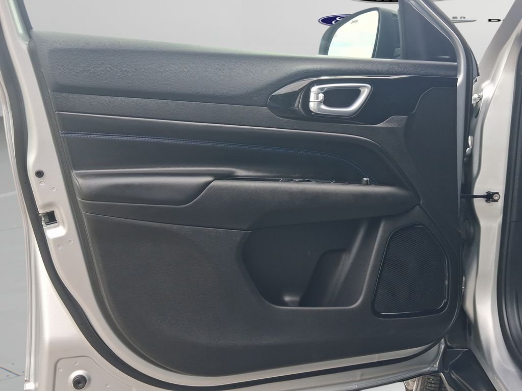Used 2025 Silver Jeep Latitude image 12