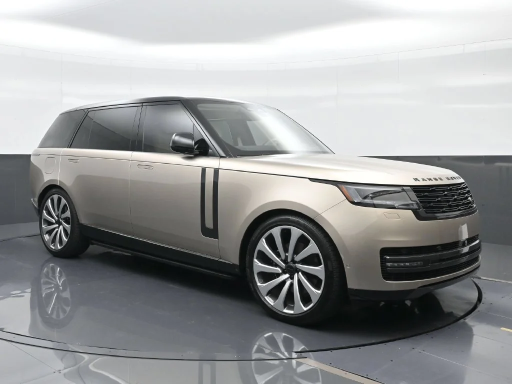 Used 2026  Land Rover SE image 4