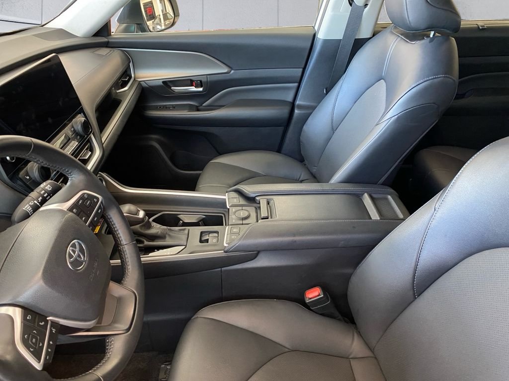 Used 2024 White Toyota XLE image 5