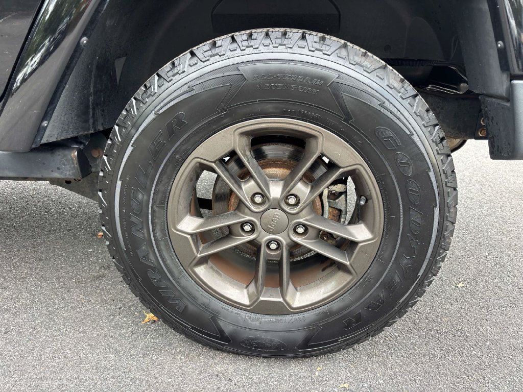 Used 2016 Black Jeep Unlimited Sahara image 8