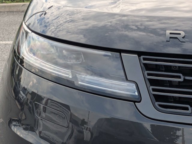 Used 2024 Gray Land Rover Dynamic SE image 10