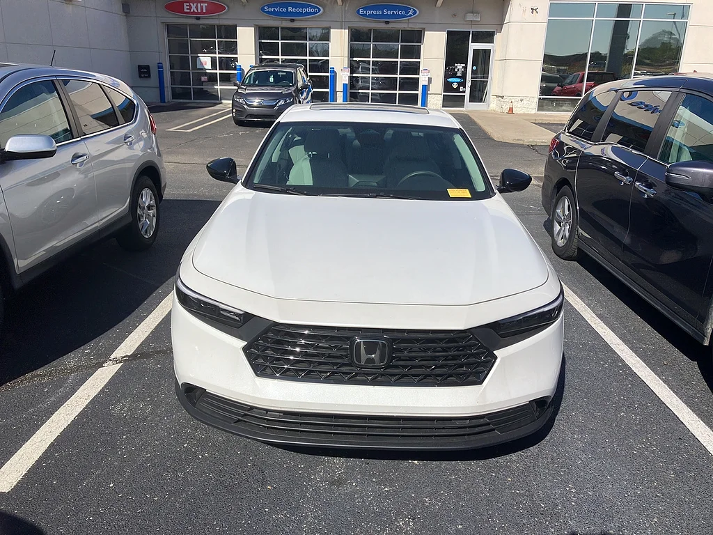 Certified Used 2026 Platinum White Pearl Honda SE image 2