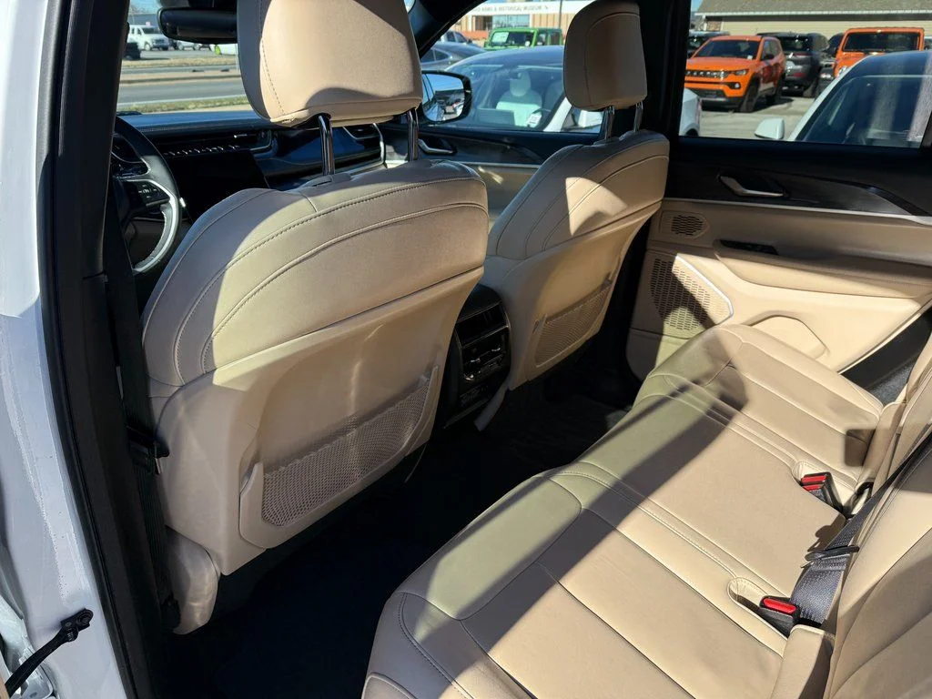 Used 2022 White Jeep 4xe image 6