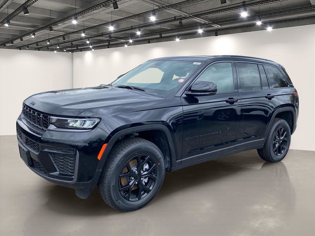New 2026 Diamond Black Crystal Pearl-Coat Exterior Paint Jeep Altitude image 2
