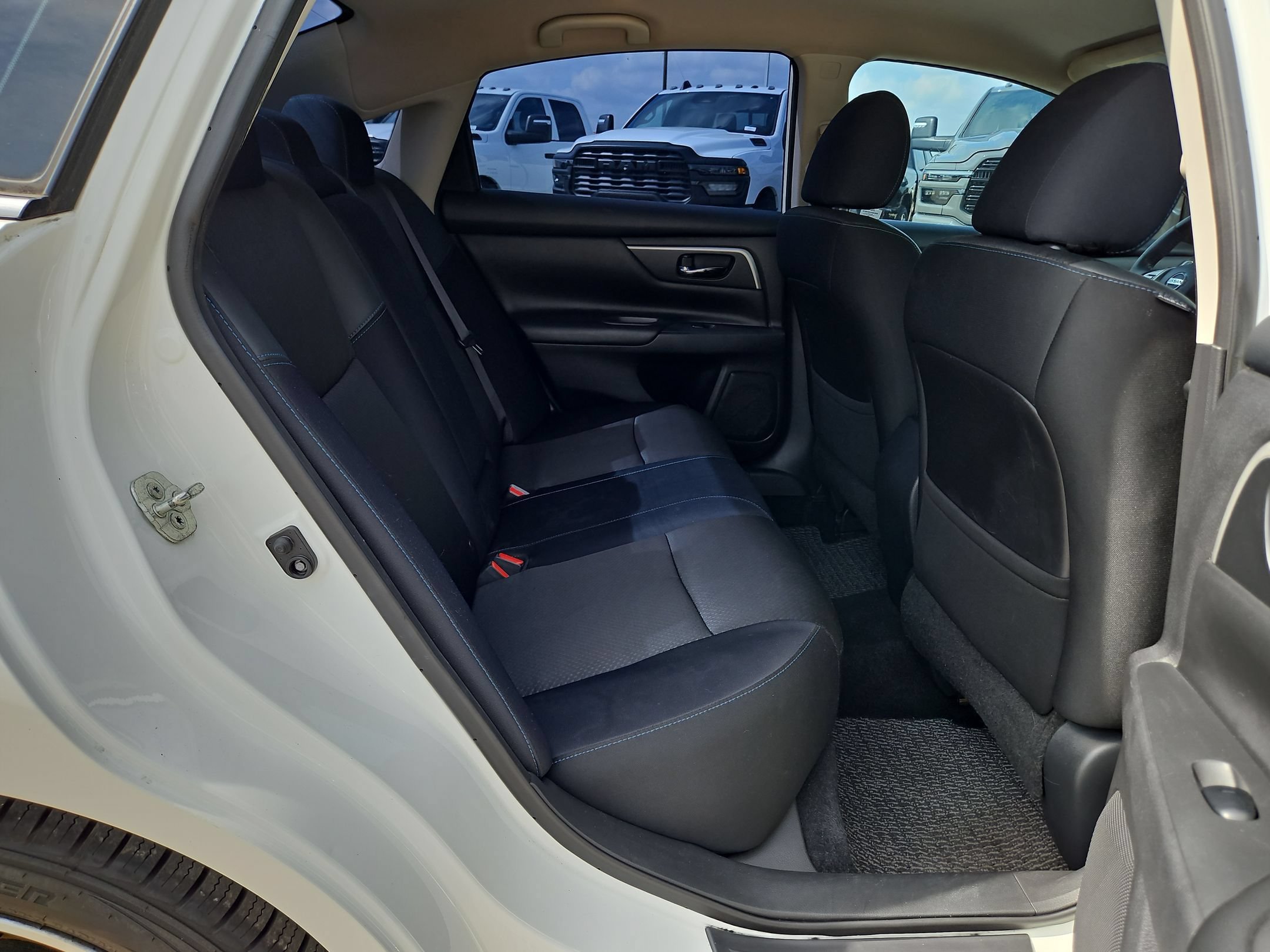 Used 2018 Pearl White Nissan 2.5 SR image 25