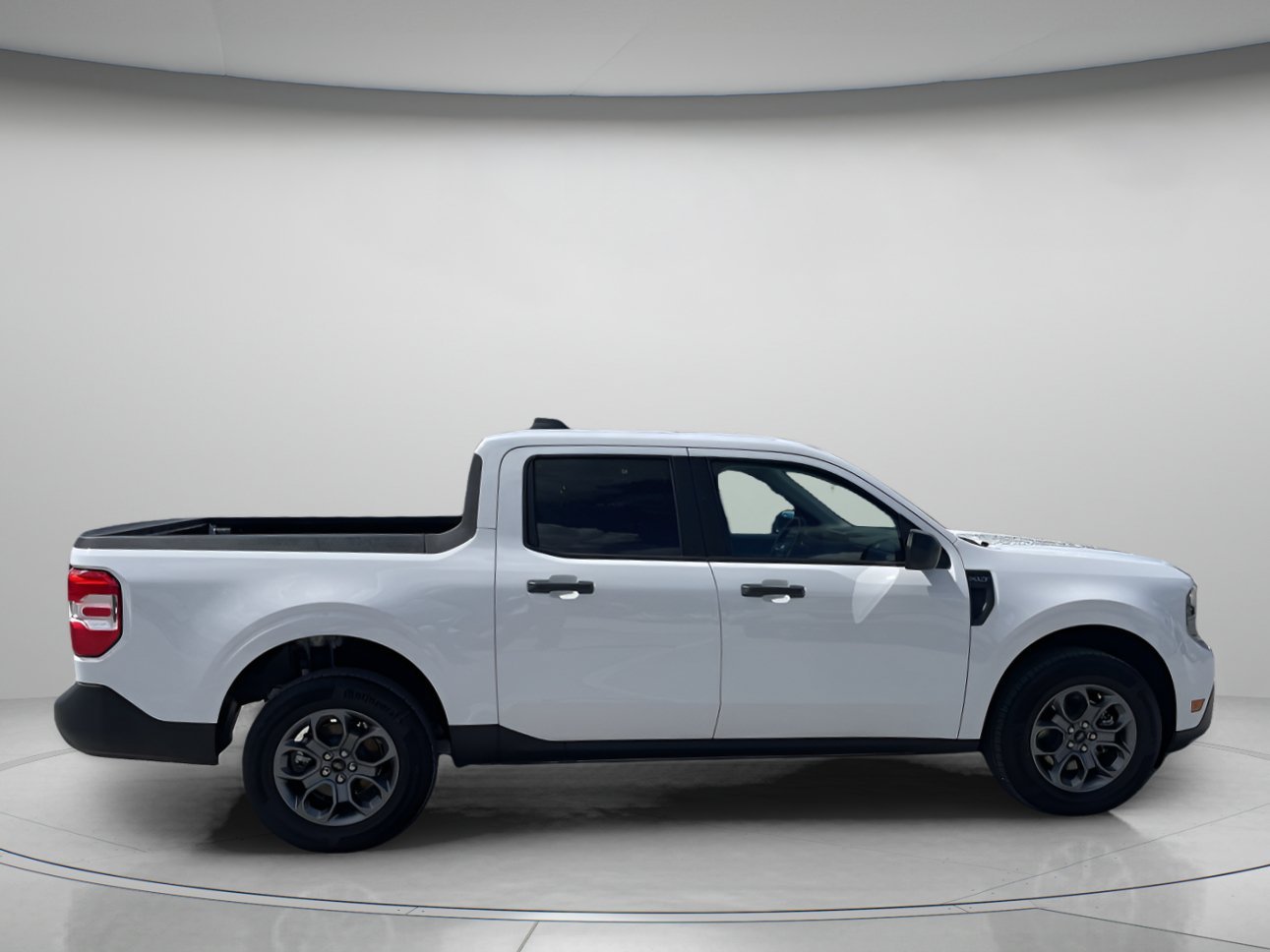 New 2026 Oxford White Ford XLT image 2