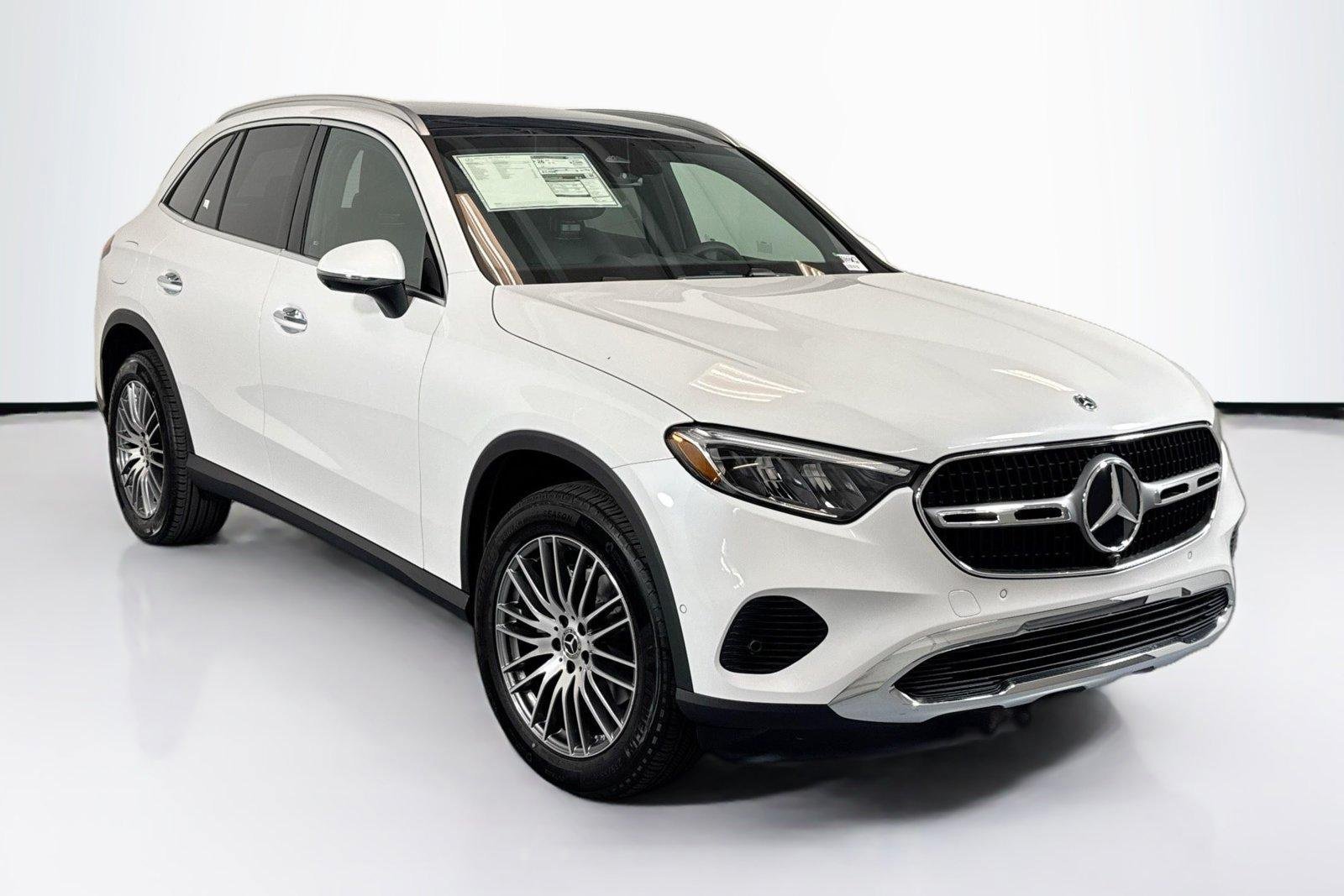 New 2026 Manufaktur Moonlight White Metallic Mercedes-Benz GLC 300 image 3
