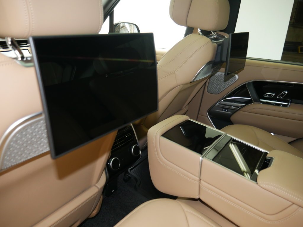 Used 2025  Land Rover Autobiography image 27