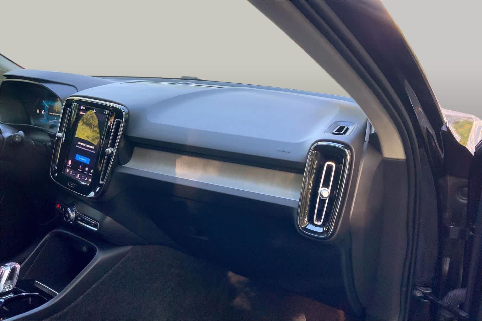 Used 2024 Onyx Black Metallic Volvo Plus Bright Theme image 18