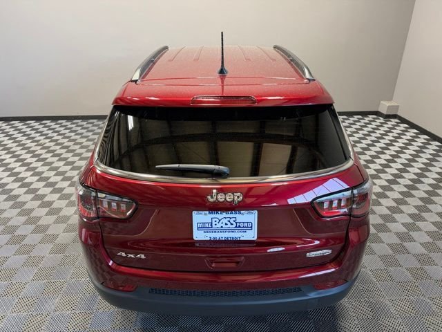 Used 2022 Velvet Jeep Latitude image 12