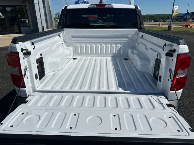 New 2025 Oxford White Ford XLT image 7