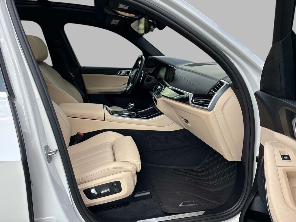 Used 2021 White BMW xDrive40i image 9