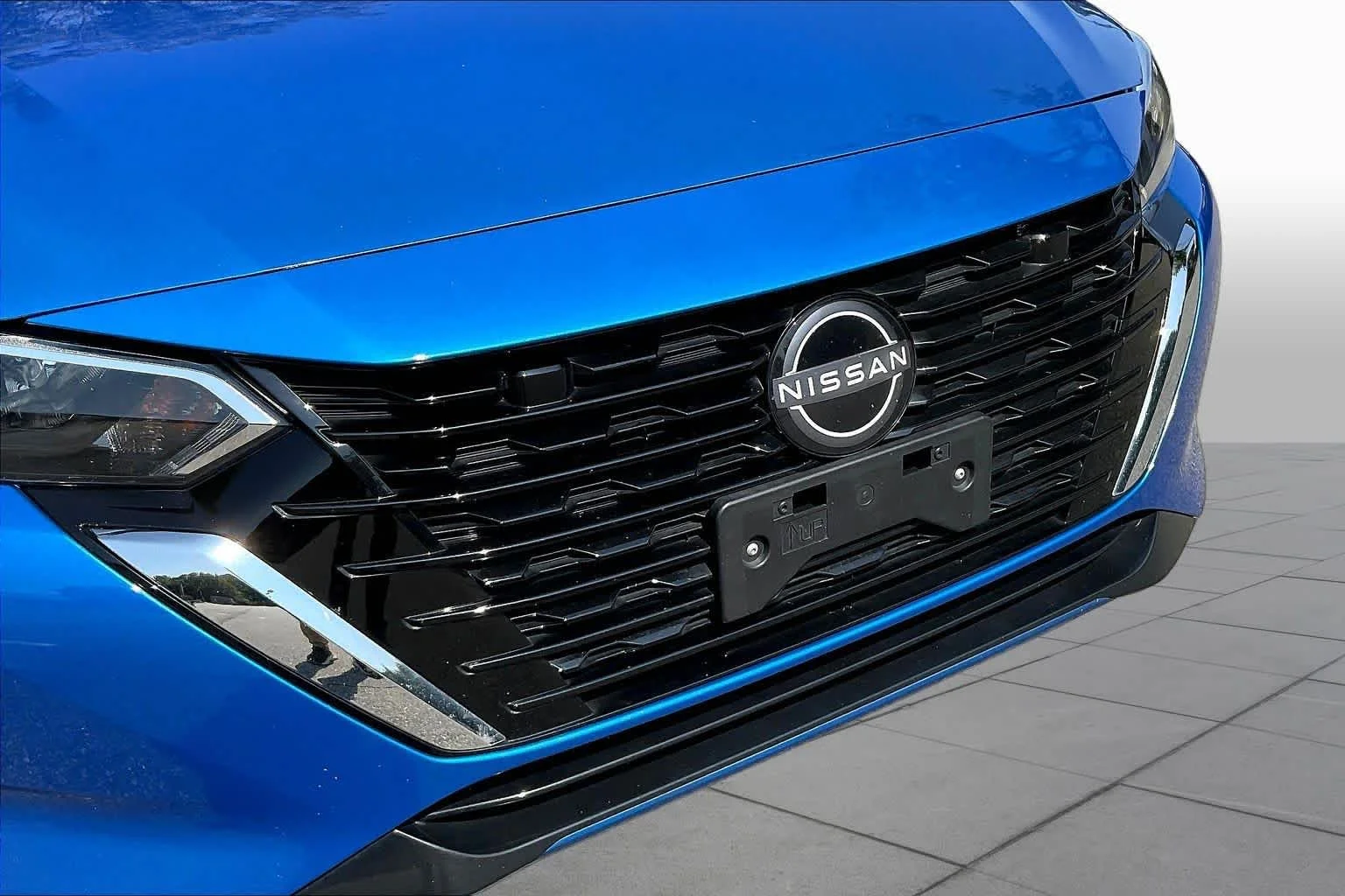 Used 2025 Electric Blue Metallic Nissan SV image 29