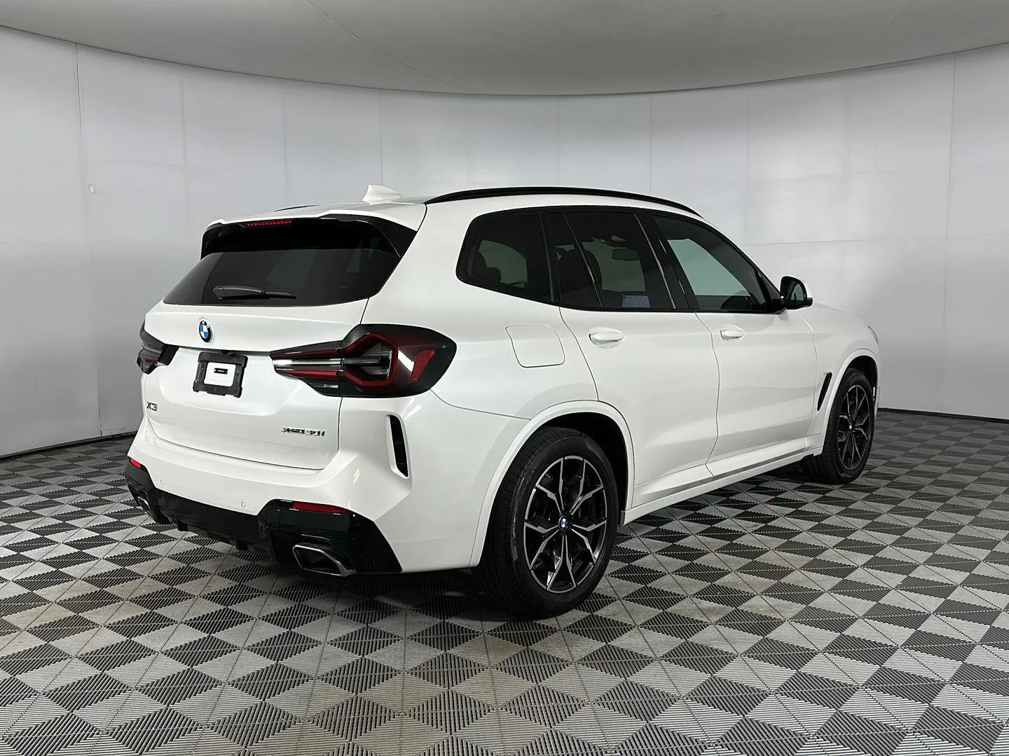 Used 2024 Mineral White Metallic BMW xDrive30i image 27