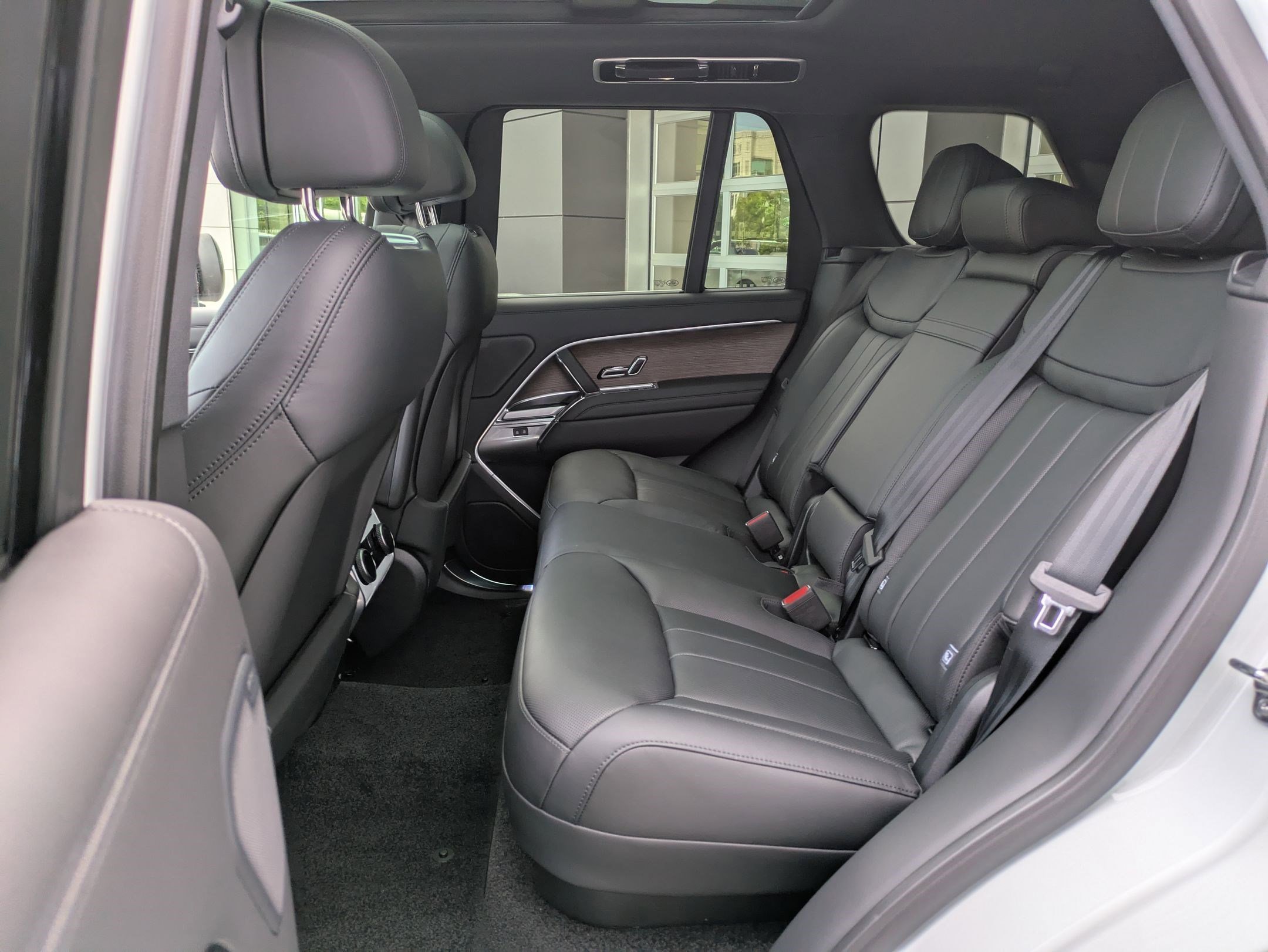 New 2025 Fuji White Land Rover SE image 25