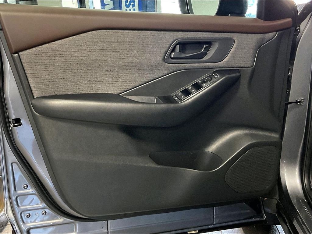 Used 2023 Gray Nissan S image 9