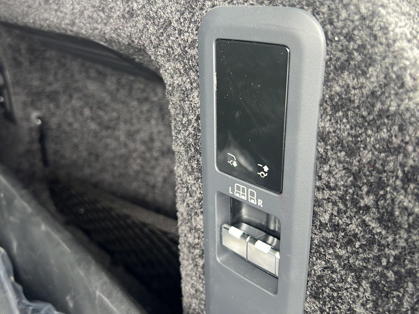 Used 2026 Santorini Black Metallic Land Rover SE image 29