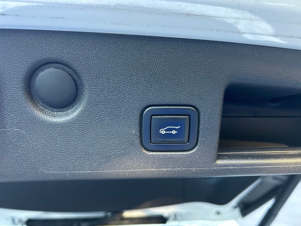 Used 2020 White Chevrolet LT image 17