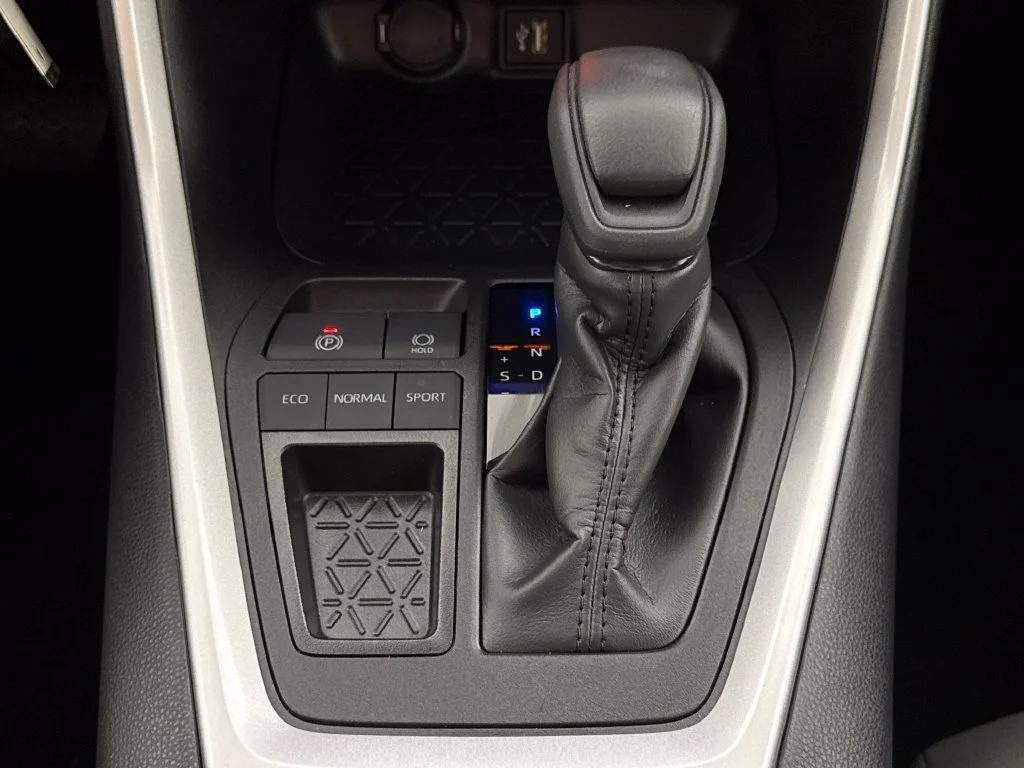 2025 Toyota RAV4 LE - Photo 20
