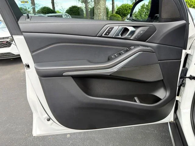 Used 2023 White BMW sDrive40i image 10
