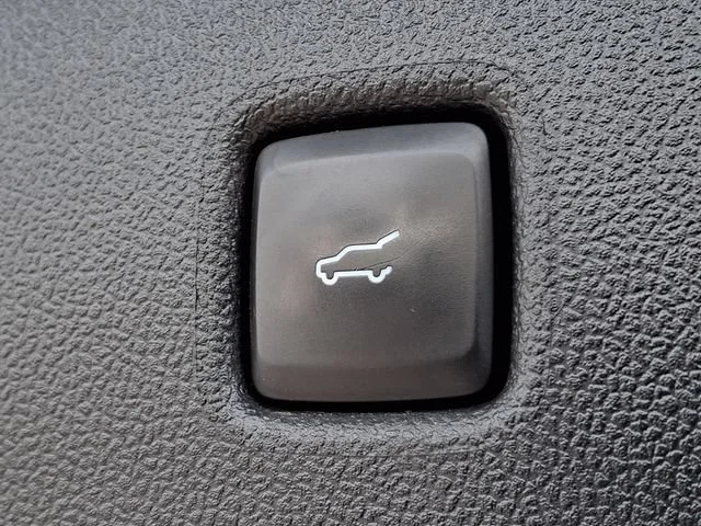 Used 2022 Black Ford SE image 31