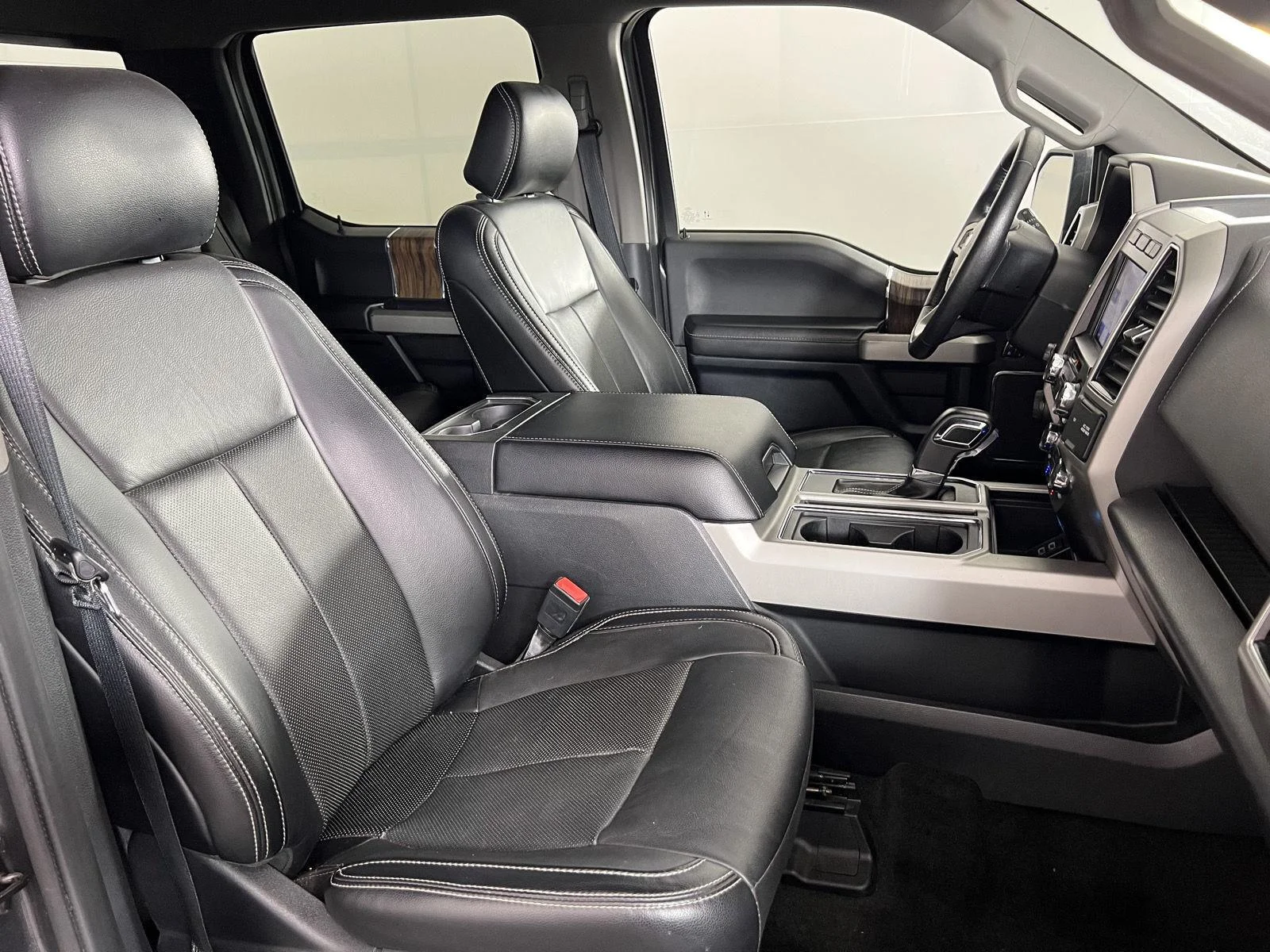 Used 2020  Ford XL image 21