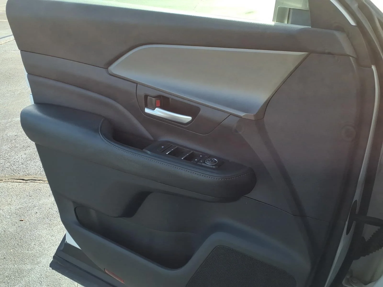 Used 2024 Wind Chill Pearl Toyota XLE image 27