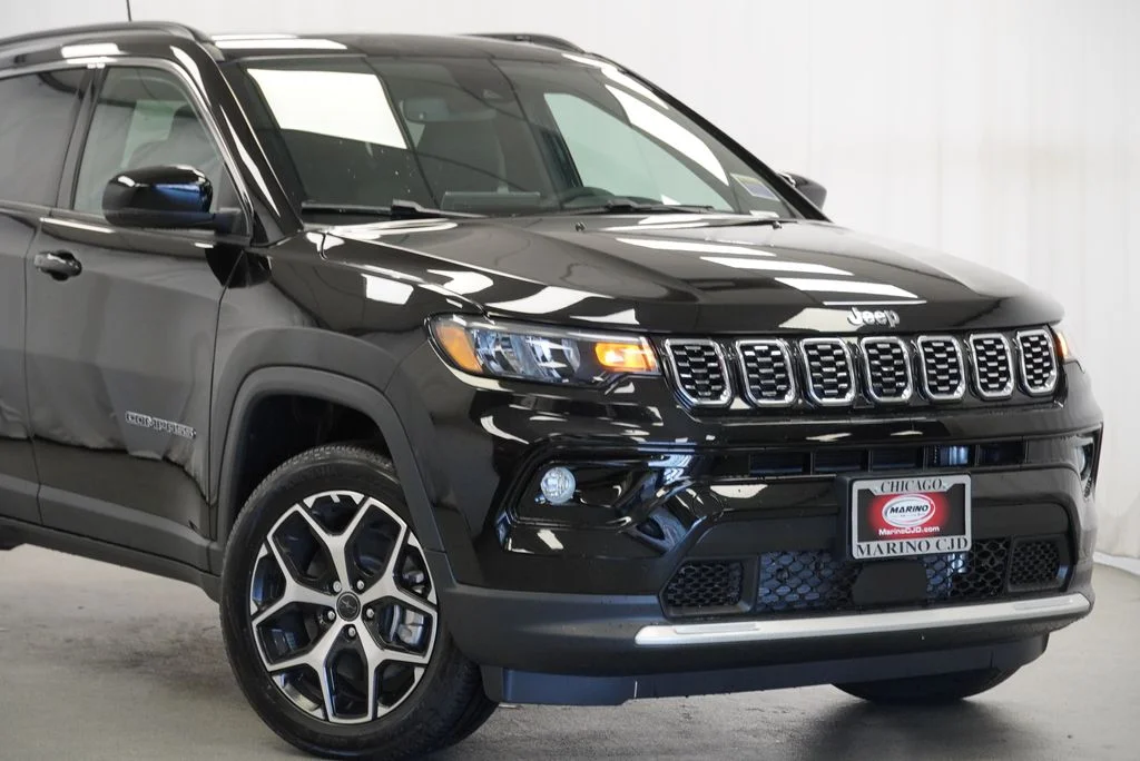 New 2026 Diamond Black Crystal Pearl-Coat Exterior Paint Jeep Limited image 6