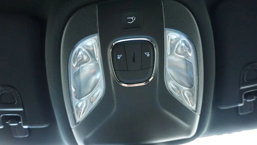 New 2026 Diamond Black Crystal Pearlcoat Jeep Latitude image 52
