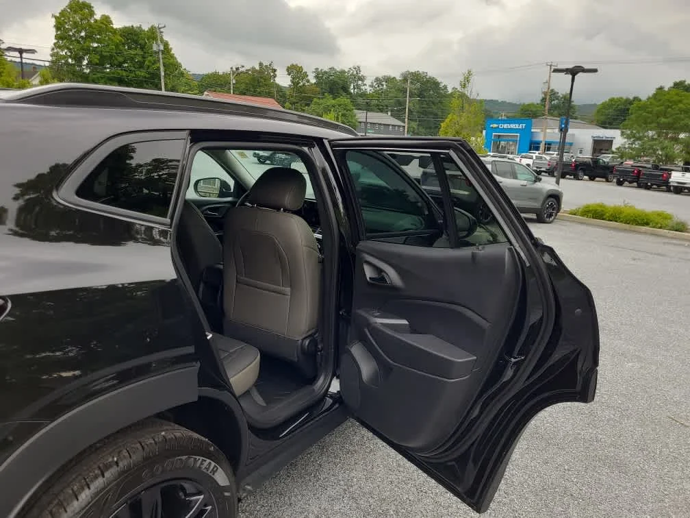 New 2026 Mosaic Black Metallic Chevrolet ACTIV image 10