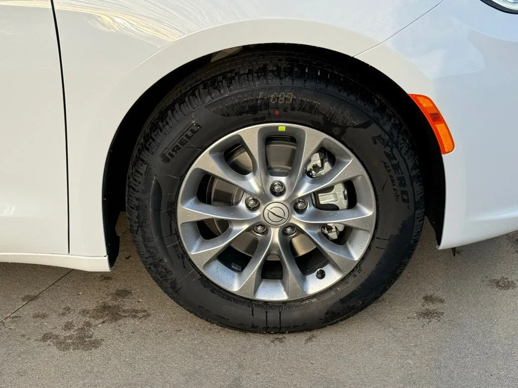 New 2026 Bright White Clear-Coat Exterior Paint Chrysler Limited image 9