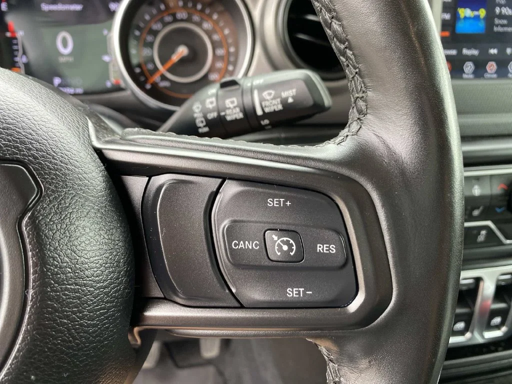 Used 2022 Red Jeep Sport S image 18