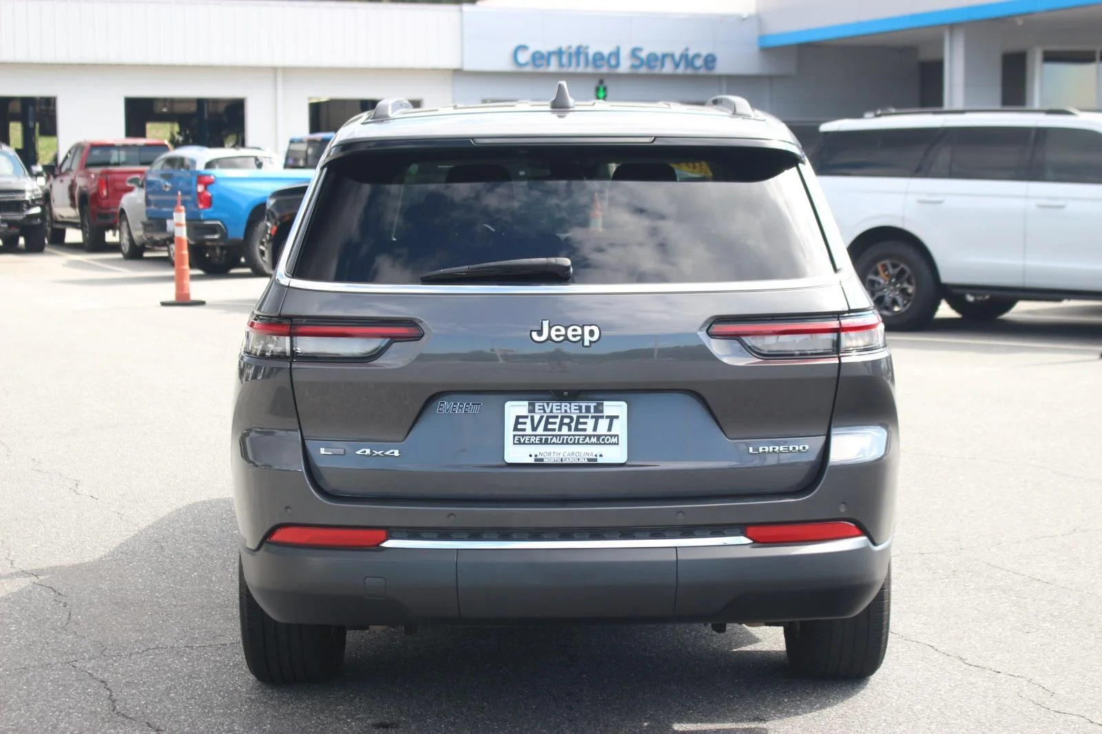 Used 2022 Gray Jeep Laredo image 6