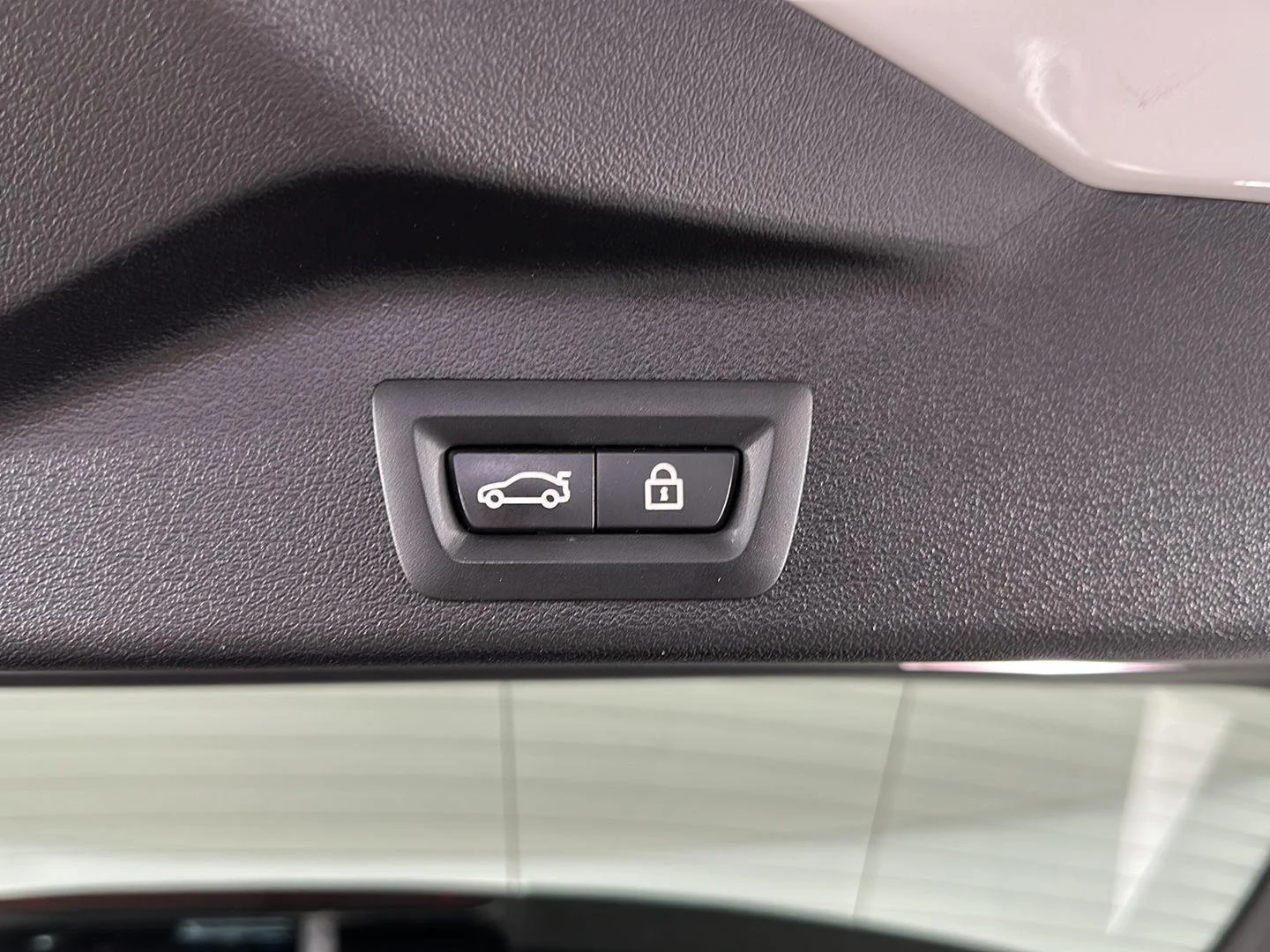 Used 2022 Mineral White Metallic BMW xDrive40i image 31