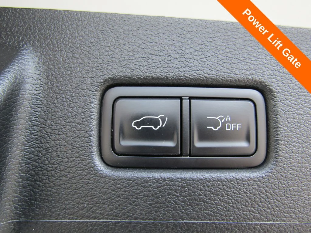 Used 2025 White Kia S image 19