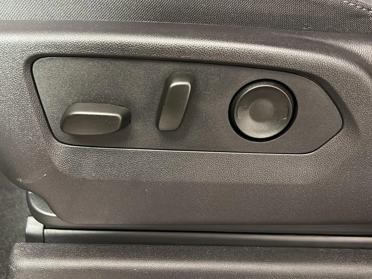 Used 2025 Sterling Metallic GMC SLE image 15