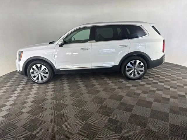 Used 2022 White Kia S image 11