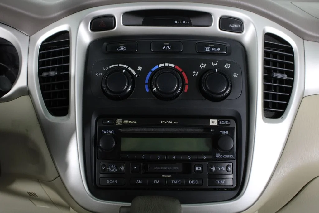Used 2007 White Toyota V6 image 30