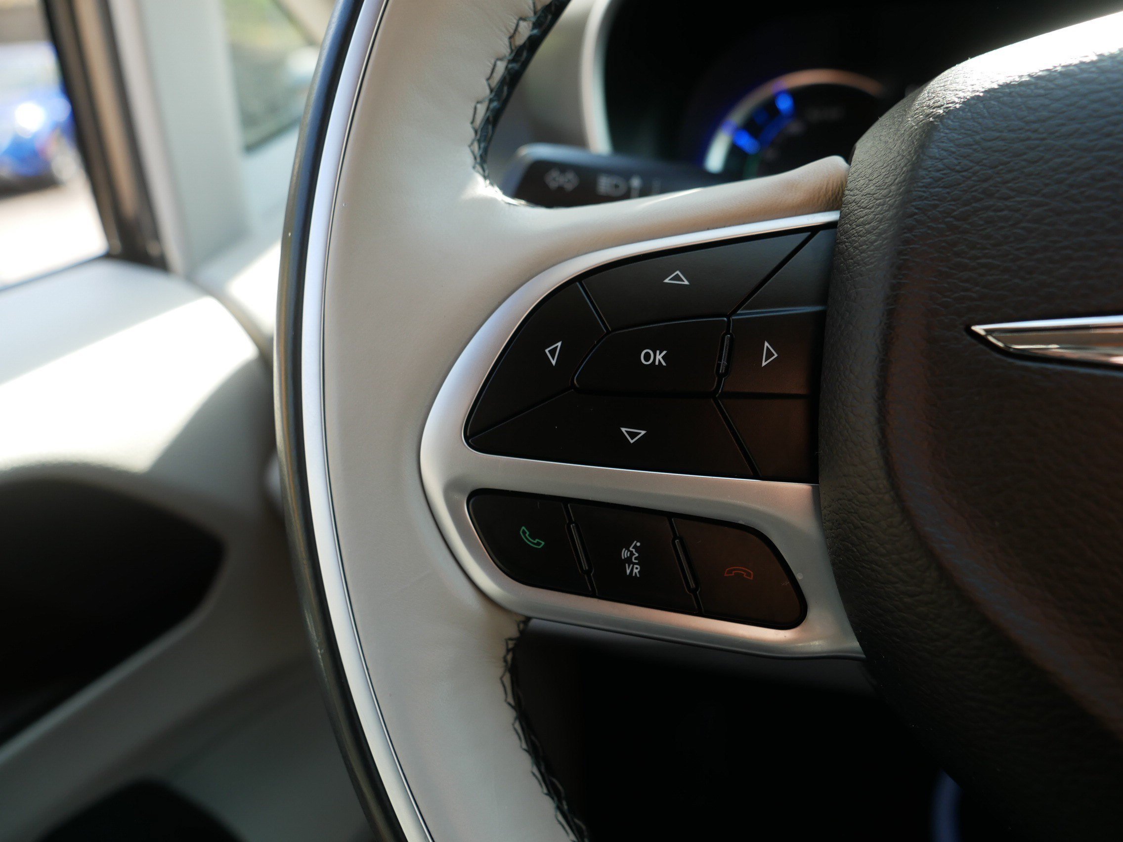 Used 2018 Granite Crystal Metallic Clearcoat Chrysler Hybrid Limited image 28