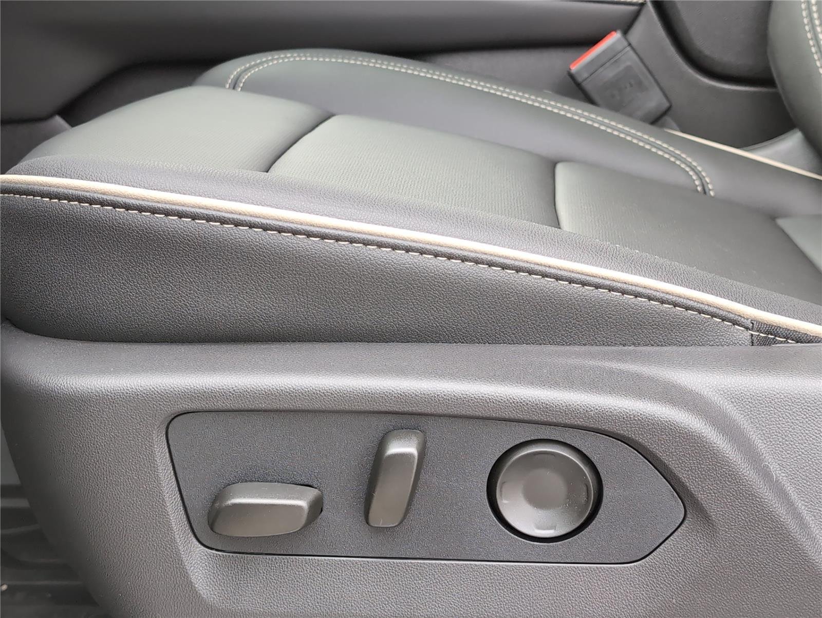 2026 Chevrolet Suburban Premier - Photo 14