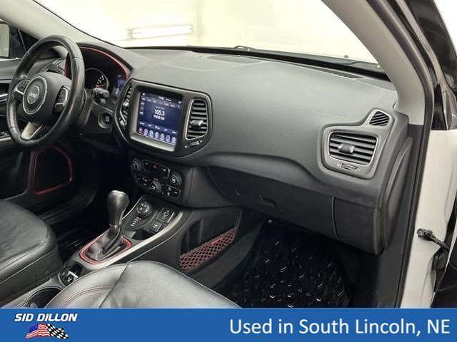 Used 2018 White Clearcoat Jeep Trailhawk image 21
