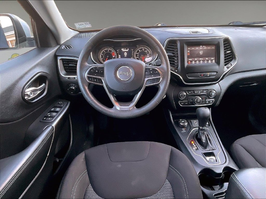 Used 2021 White Jeep Latitude image 17